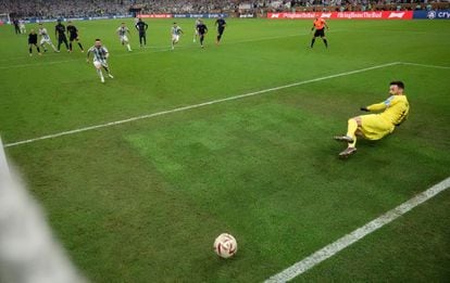 Messi marca el gol de penalti con el que se ha abierto el marcador de la final Argentina-Francia. 