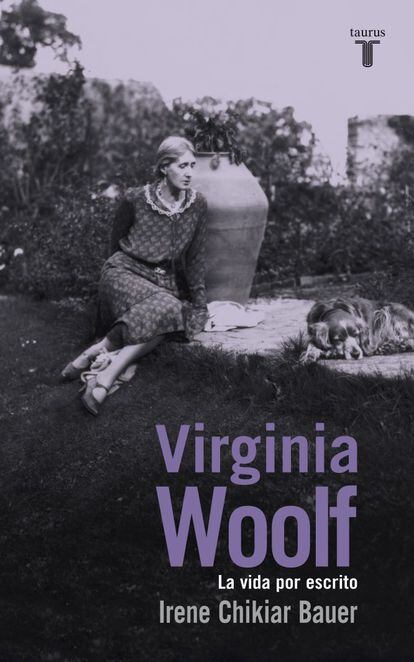 "Cuando Virginia Woolf paseaba por la calle con aire distraído, la gente decía: “Mírala”. Leonard Woolf da cuenta de la doble faz de una persona a la vez ridícula y bella. Absolutamente fascinante. Quizá el propósito de Irene Chikiar Bauer al escribir esta biografía monumental sobre una de las más grandes escritoras del siglo XX consista en entender, a través del análisis del ingente acervo de documentos de Virginia Woolf y de parte de los integrantes del grupo de Bloomsbury, la complejidad de una mujer peculiar por sí misma que es simultáneamente un fruto reconocible de su época. El resultado es el mismo que se produce cuando en una novela se acumu­lan los detalles para construir un personaje: la asequibilidad de lo esquemático cede ante la bruma; el carácter revelador y subjetivo del impresionismo —el ojo que selecciona según comprende o comprende a medida que selecciona— deja paso a la minuciosidad de ese hiperrealismo que, en su recreación de cada arista, pelo, sombra, produce opacidad y se acerca a la abstracción. Chikiar Bauer consigue sustraer a la gran figura de Bloomsbury —con perdón de Keynes— de la espectacularización del icono que ha llegado a hacer de su imagen una mariquitina o un punto de lectura. Al acabar este libro no sabemos si conocemos más o menos a Virginia Woolf y nos formulamos las preguntas de a quién va dirigida esta biografía y, sobre todo, de cómo la debemos leer: con el impulso fascinante de la novela río, con demorada lente académica o picoteando a la búsqueda de informaciones específicas de cualquier índole —puro cotilleo, apunte filológico, dato histórico—". PINCHA BAJO ESTAS LÍNEAS para leer la reseña completa de MARTA SANZ.