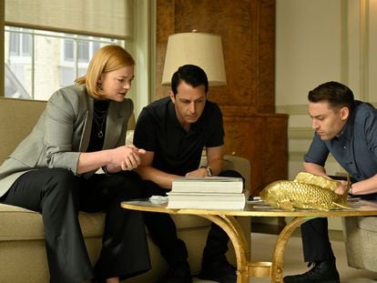 De izquierda a derecha, Sarah Snook, Jeremy Strong y Kieran Culkin interpretan a los hijos del magnate Logan Roy en la serie 'Succession'.