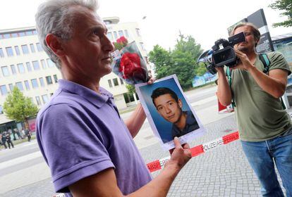 Naim Zabergja muestra la foto de su hijo Dijamant, de kosovo, asesinado a tiros en M&uacute;ncih. 