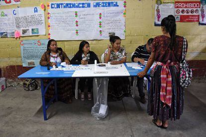 Colegio electoral en Santa Cruz Chinautla, Guatemala.