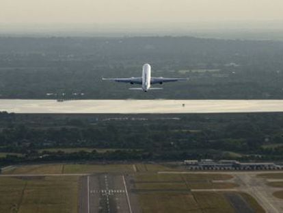 Un avi&oacute;n despega desde el aeropuerto de Heathrow.
