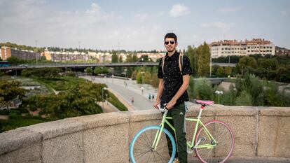 DVD 1019 (15-09-20)Sami Otazu, un joven que usa normalmente la bicicleta en Madrid, retratado en el Puente de Toledo. Foto: Olmo Calvo