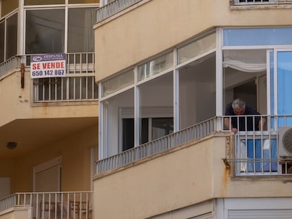 Un piso en venta junto a la playa de la Victoria en Cádiz, el pasado julio.