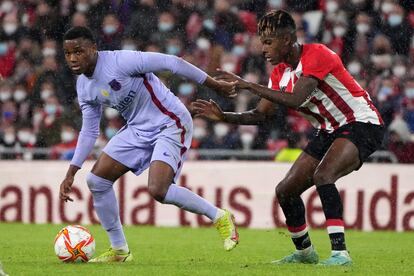 Ansu Fati ante Nico Williams, en el duelo entre el Barcelona y el Athletic en San Mamés.
