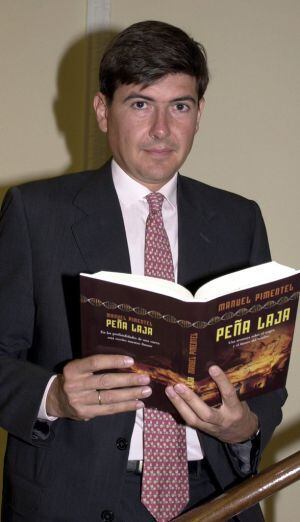 El exministro del PP Manuel Pimentel, con su pirmera novela, publicada en 200, tras dejar la política.