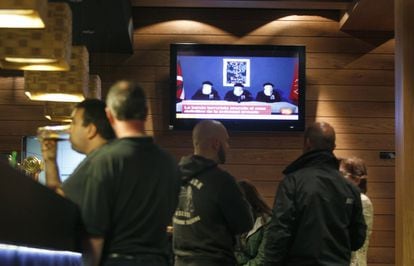 Clientes del bar de la sede del PNV en Bilbao, ver por televisión el 20 de octubre del 2011 la lectura del comunicado de ETA anunciando el fin de la violencia. Tres encapuchados anunciaron un alto el fuego permanente y verificable.