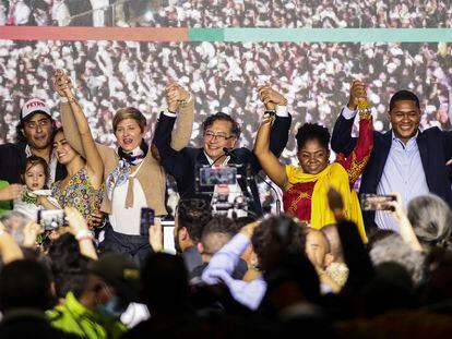 Gustavo Petro y Francia Marquez, acompañados de sus familias, celebraban el domingo el cierre de la primera vuelta, en las elecciones presidenciales de Colombia, en Bogotá.