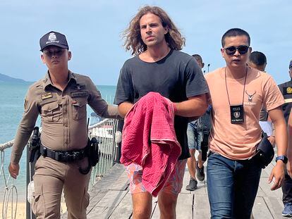 Daniel Sancho con la policía tailandesa el lunes, a su llegada a un puerto antes de acudir a los tribunales de la isla Samui, en el sur de Tailandia.