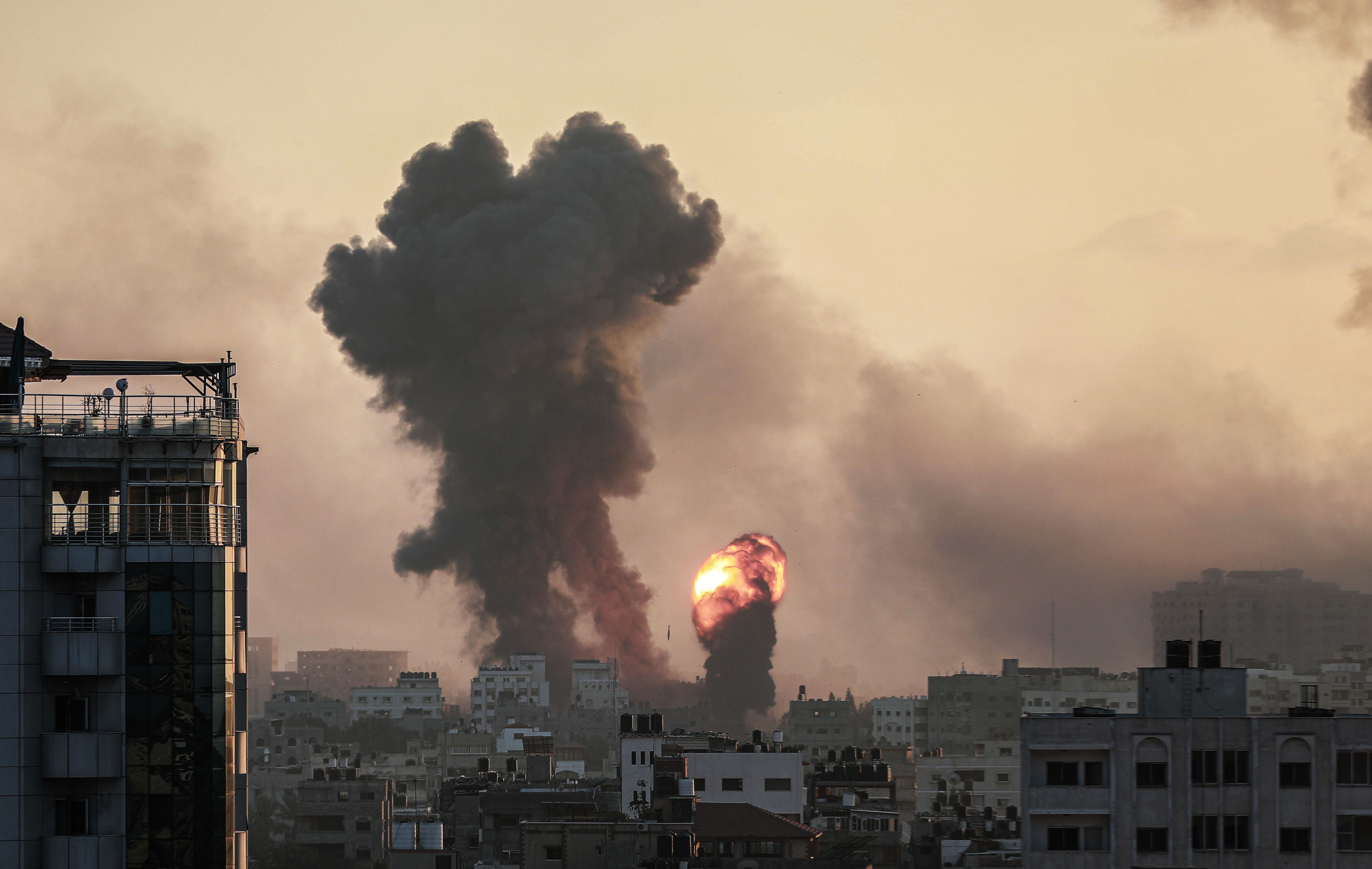 Columnas de humos sobre la ciudad de Gaza tras ataques israelíes, este jueves. 