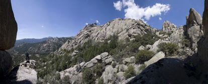 Un escalador en una roca de La Pedriza ( Madrid), dentro del Parque Regional de la Cuenca Alta del Manzanares. 