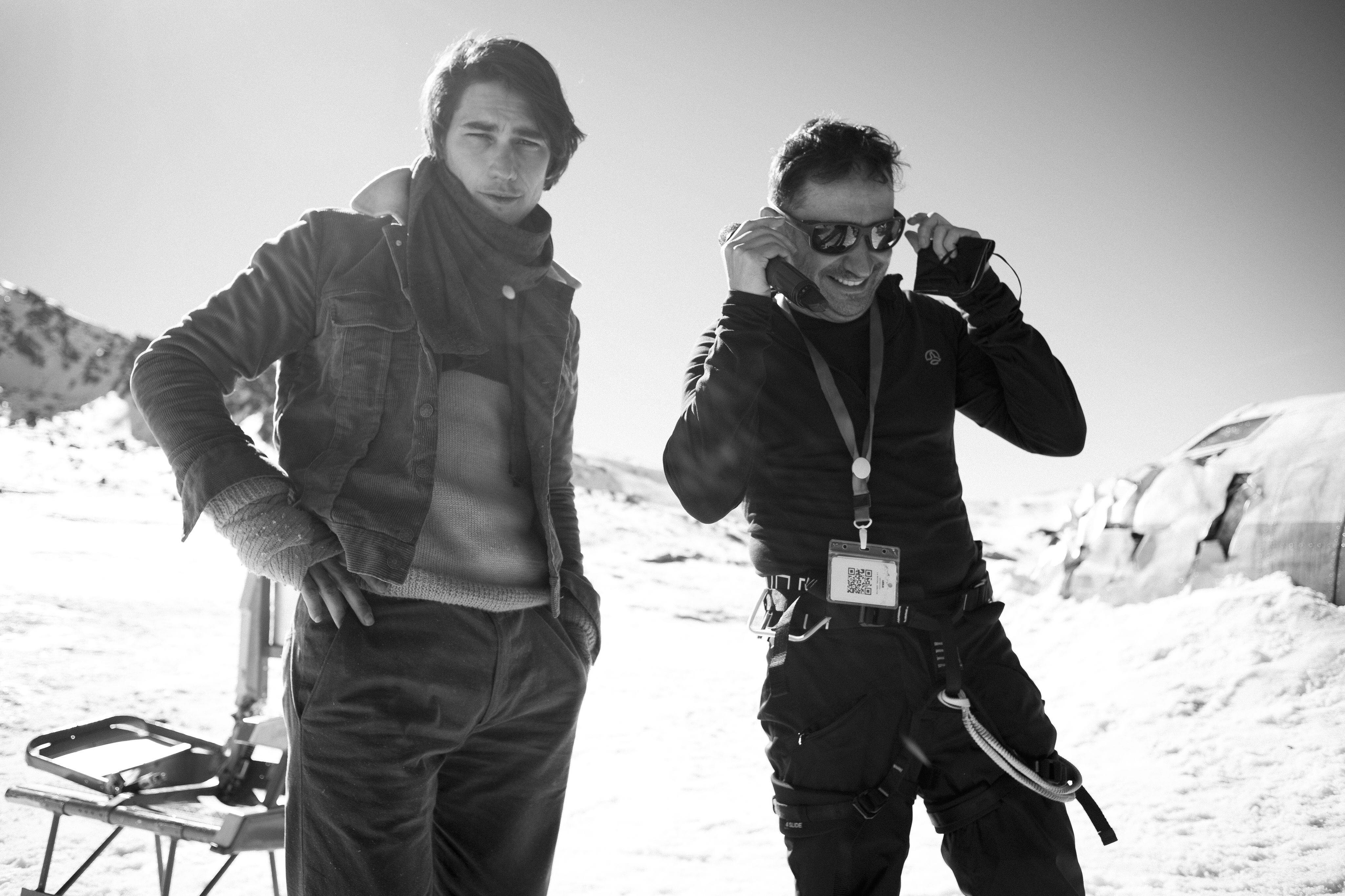 El actor Enzo Vogrincic y Juan Antonio Bayona, en el rodaje de 'La sociedad de la nieve'.
