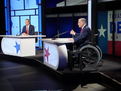 Beto O'Rourke, a la izquierda, y el gobernador Greg Abbott, derecha, en un momento del debate celebrado en la zona del Valle del Río Grande.