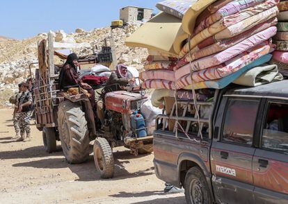 Un grupo de sirios espera a ser evacuado de los campos de refugiados tras solicitar el regreso a sus hogares, en la localidad libanesa de Arsal (Líbano), el 28 de junio.