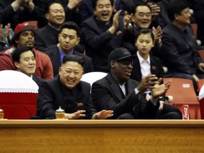 Kim Jong-Un y Dennis Rodman en un partido de baloncesto en Corea del Norte, en marzo de 2013.