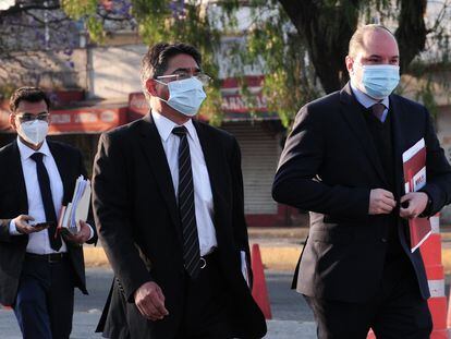 Los abogados de Ricardo Anaya durante su llegada al reclusorio Norte en la Ciudad de México (México).