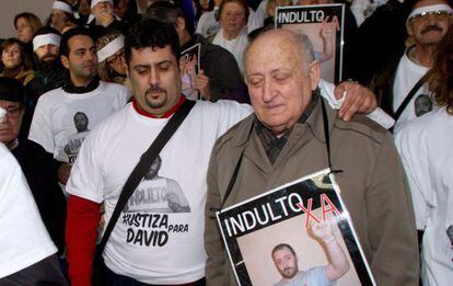 Edmundo Reboredo, invidente, de 81 a&ntilde;os durante la concentraci&oacute;n y en Vigo, para pedir su indulto