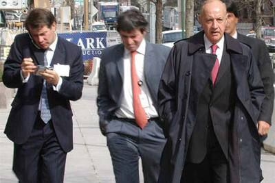 El ministro argentino de Economía, Roberto Lavagna (derecha), se dirige a la sede del FMI el pasado lunes.