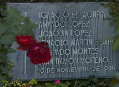 Una placa en el Jardín de las Rosas de la UCA de San Salvador recordaba el pasado domingo la matanza perpetrada hace 20 años.