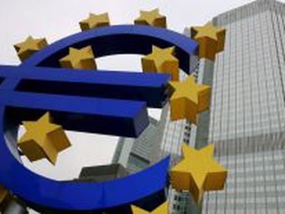 Una escultura del s&iacute;mbolo del euro ante la sede del Banco Central Europeo 