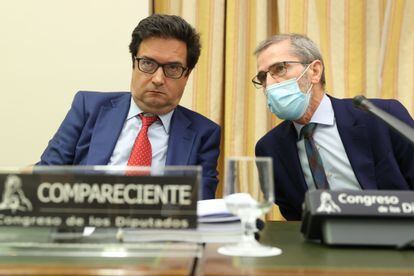 Óscar López (izquierda), este martes en el Congreso de los Diputados junto al presidente de la Comisión de Seguridad Nacional, Carlos Aragonés.