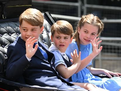 De izquierda a derecha, los príncipes Jorge, Luis y Carlota durante el Jubileo de Plata de su abuela, la reina Isabel II de Inglaterra, el pasado 2 de junio en Londres.
