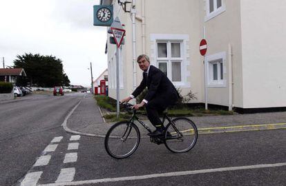 El gobernador de las islas Malvinas, Nigel Haywood, abandona el Ayuntamiento en su bicicleta.