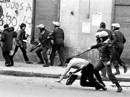 Miembros de la Policía Nacional cargan contra unos jóvenes, en Madrid en 1979, durante las protestas tras la muerte de dos estudiantes.
