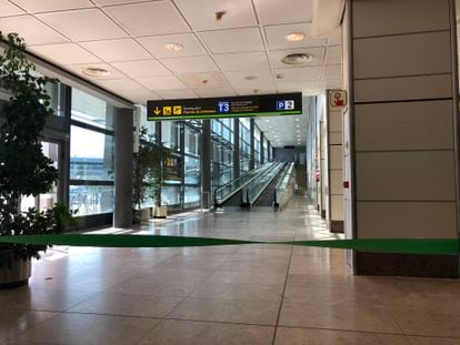 Escaleras mecánicas de acceso a la T-3 del aeropuerto Adolfo Suárez Madrid-Barajas este lunes.