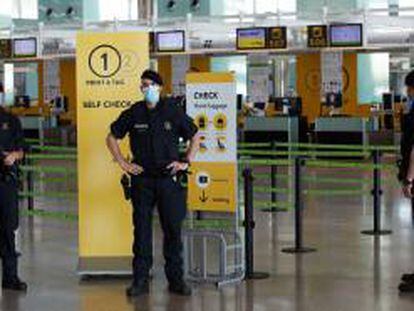 Efectivos policiales en la terminal 1 del aeropuerto Josep Tarradellas Barcelona El Prat.