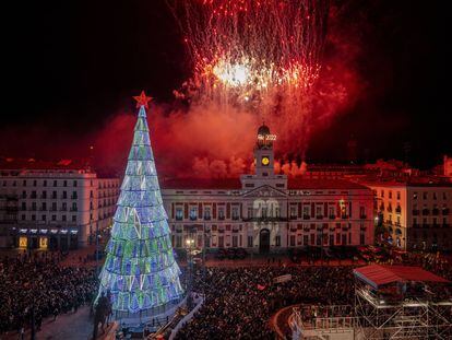 Los fuegos artificiales explotan durante las celebraciones de Año Nuevo en la Puerta del Sol de Madrid en el centro de Madrid, España.