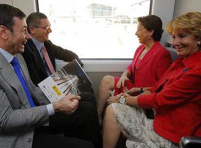 Tomás Gómez, Alberto Ruiz-Gallardón, Magdalena Álvarez y Esperanza Aguirre, durante la inauguración del nuevo <i>túnel de la risa.</i>