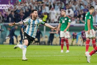 Lionel Messi celebra su gol contra México.