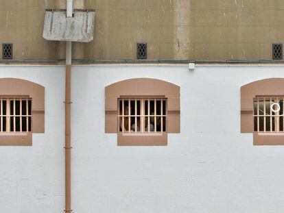 Presos darrere de les seves cel·les a la presó Model de Barcelona.
