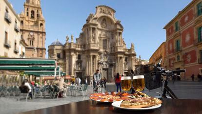 La Plaza del Cardenal Belluga, con la Catedral de Santa María al fondo, es uno de los lugares más emblemáticos de la ciudad para disfrutar del típico aperitivo.