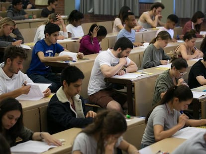 Estudiantes durante los exámenes de Selectividad, en Barcelona.