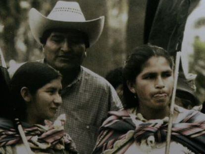 Evo Morales junto a l&iacute;deres del movimiento femenino cocalero