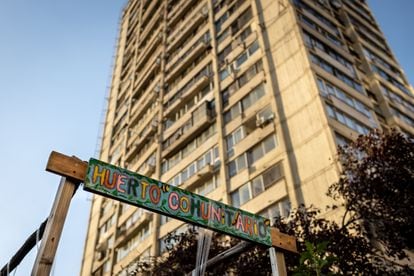 Un letrero del huerto comunitario ubicado en las Torres de Tajamar.