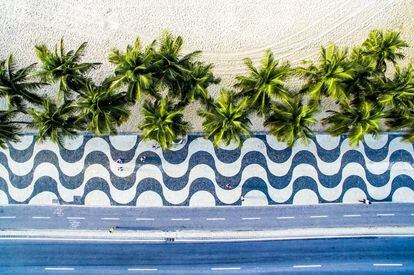 A lo largo de cuatro kilómetros, el famoso paseo que divide la avenida Atlántica de la playa de Copacabana, en Río de Janeiro, es una obra de arte a gran escala. Finalizado en 1970, las ondulantes líneas del pavimento diseñado por el arquitecto paisajista Roberto Burle Marx (1909-1993) se convirtieron con modernidad tropical en una seña de identidad de la ciudad brasileña.
