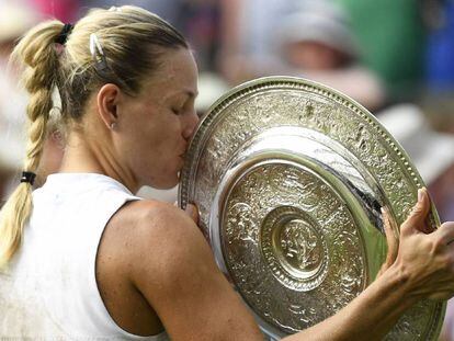 Kerber besa el trofeo de campeona, el pasado sábado en Wimbledon.