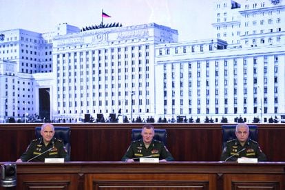De izquierda a derecha, Serguéi Rudskoi, representante del Alto Estado Mayor del Ejército ruso; el portavoz del ministerio de Defensa, Igor Konashenkov; y Mijail Mizintsev, jefe del centro de control de Defensa Nacional, en una rueda de prensa el 25 de marzo.  