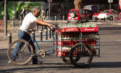 Un hombre transporta bebidas azucaradas en Ciudad de México.