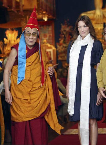 El Dalai Lama junto a Carla Bruni en la inauguración del templo budista Lérab Ling