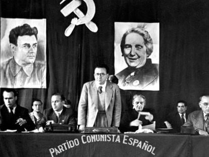 Santiago Carrillo, de pie, entre Enrique L&iacute;ster, Francisco Ant&oacute;n, Dolores Ib&aacute;rruri y Joan Comorera, en Toulouse en 1945. 