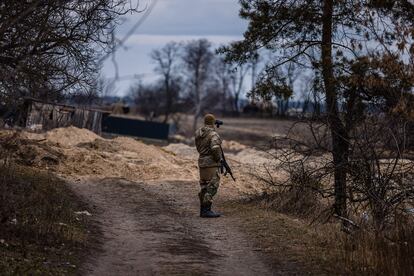 Un militar ucranio divisa con prismáticos un puesto del Ejército ruso, este domingo a las afueras de Brovari, un suburbio de Kiev.