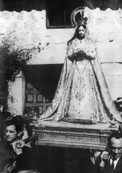 Adolfo Su&aacute;rez participa en la procesi&oacute;n de la Virgen de Valsordo, en Cebreros (&Aacute;vila) en 1967.