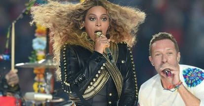 Beyonce, con Chris Martin, durante su actuación en la Super Bowl.