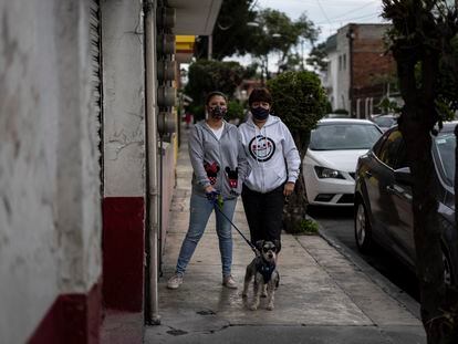 Rocío Salazar y su hija, Fernanda Alcántara, afuera de su casa en la colonia Petrolera, este jueves.