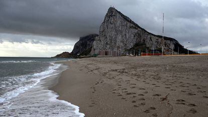 Gibraltar visto desde la playa de La Atunara, en La Línea de la Concepción.