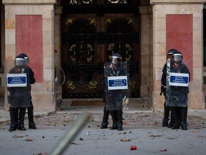En foto, varios mossos delante del Parlament el pasado 11 de septiembre. En vídeo, declaraciones de la Comisaria de los Mossos d'Esquadra, Cristina Manresa.